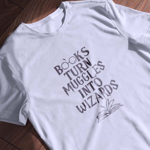 Футболка "Books Turn Wizards" для шанувальників чарівних всесвітів
