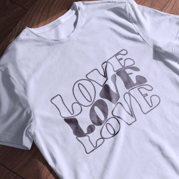 Сіра футболка з написом LOVE для романтичного стилю