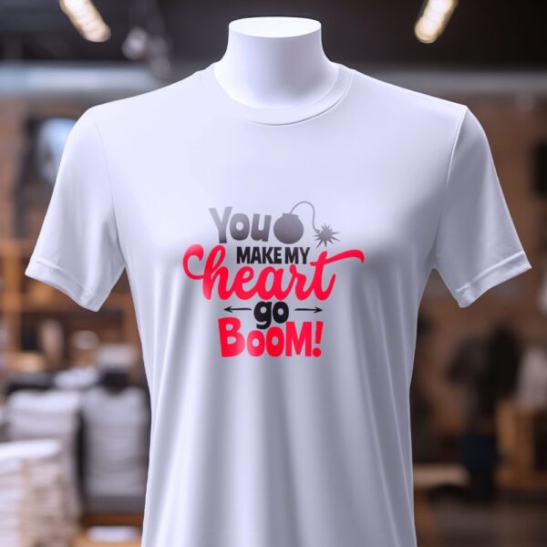 Романтична футболка "Heart Go Boom" із написом і бомбочкою