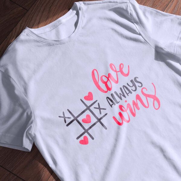 Сірий варіант футболки "Love Always Wins" зі стилем
