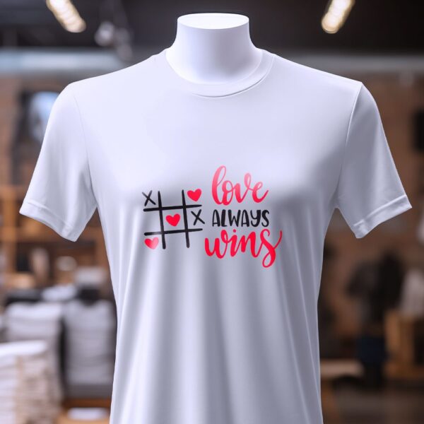 Футболка з написом "Love Always Wins" — романтичний стиль