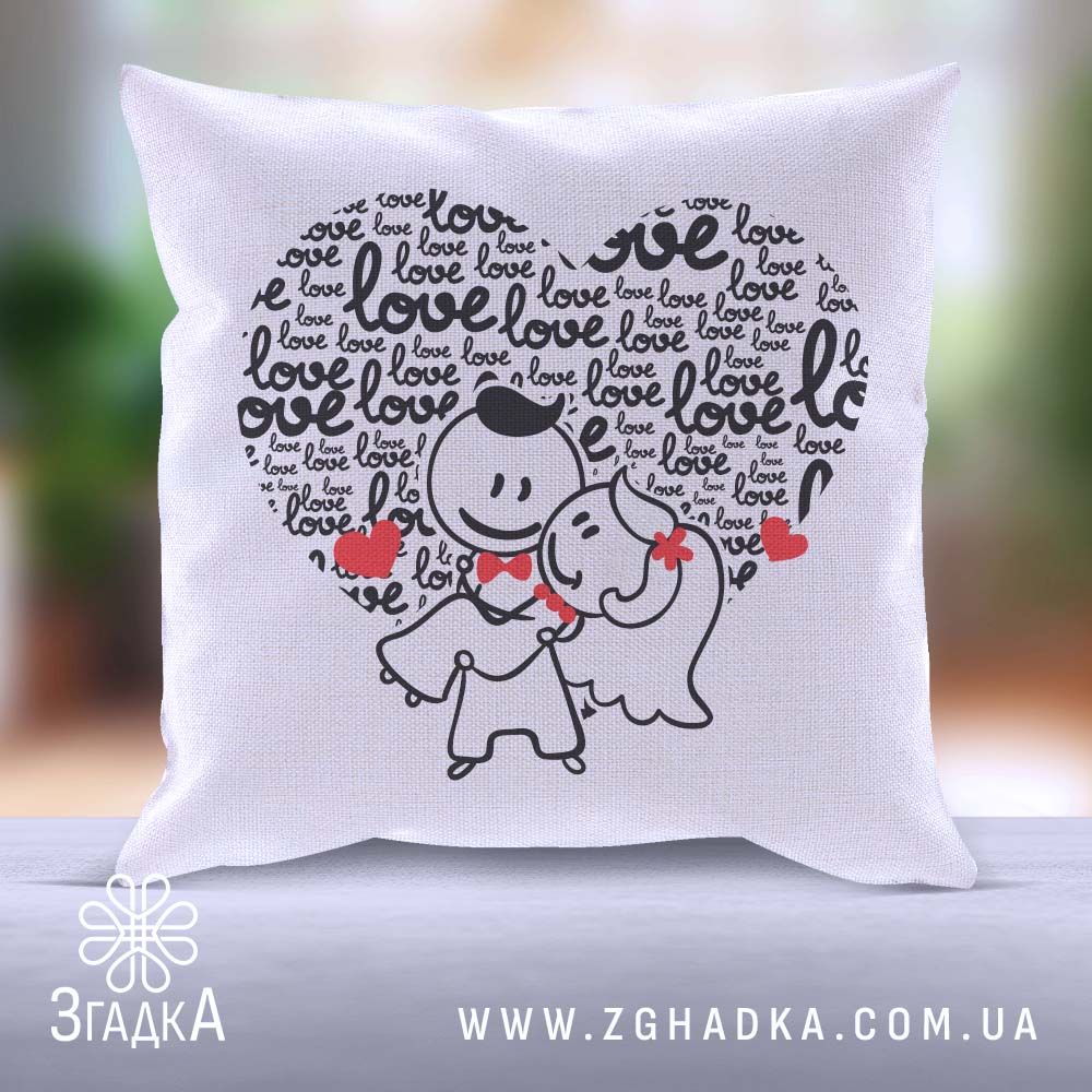 Подушка "Love Згадка Бердичів" із зображенням молодят у серці, наповненому словами "love."