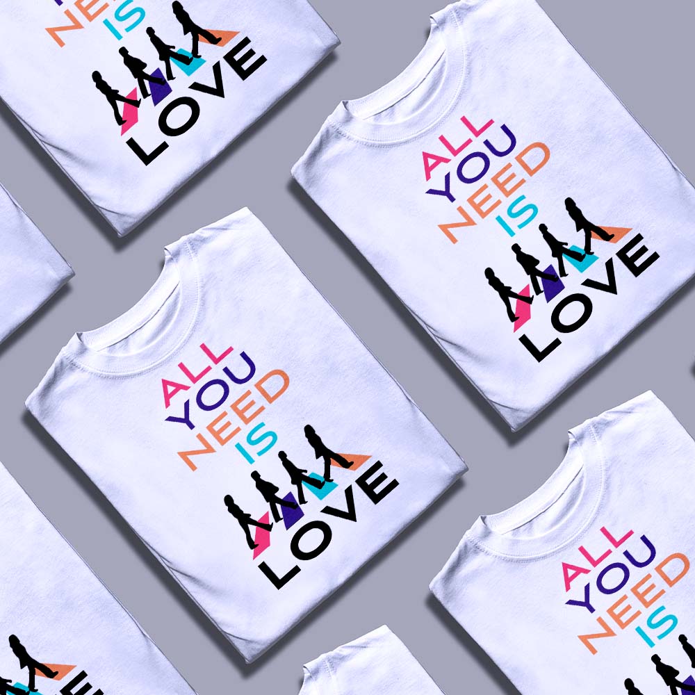 Біла футболка з написом "All You Need Is Love"