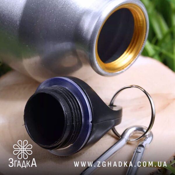 Пляшка "Слава Україні" на фоні природи
