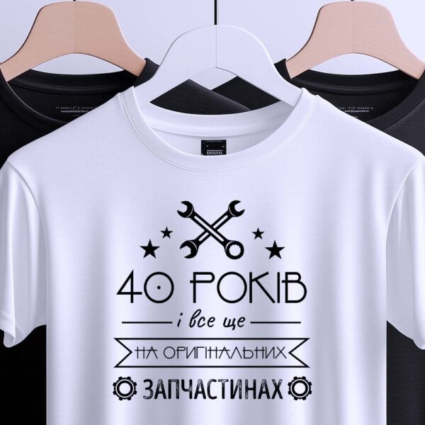 Футболка на оригінальних запчастинах з оригінальним принтом.