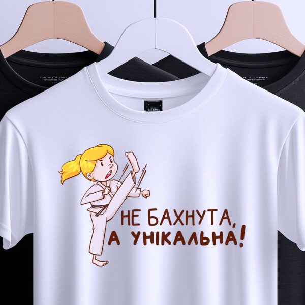 Футболка Не Бахнута А Унікальна, вид спереду з дівчиною у кімоно