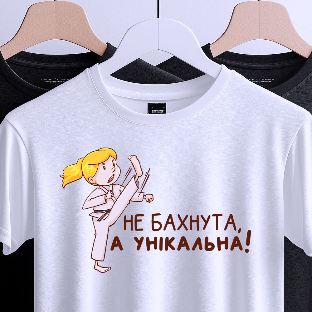 Футболка Не Бахнута А Унікальна, вид спереду з дівчиною у кімоно