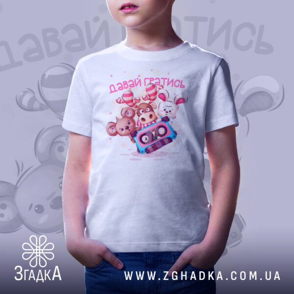 Футболка дитяча давай гратись - вигляд футболки на вішаку.