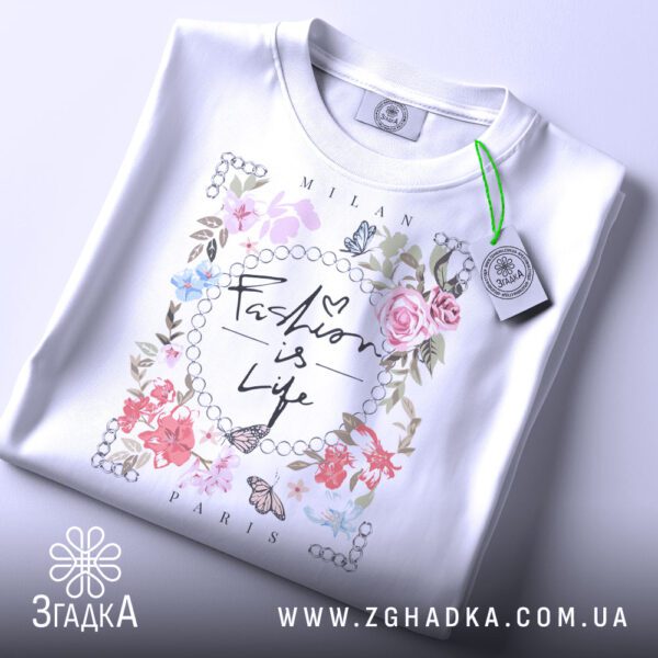 Футболка Fashion is Life - детальний вигляд напису "Fashion is Life" та декоративної рамки.