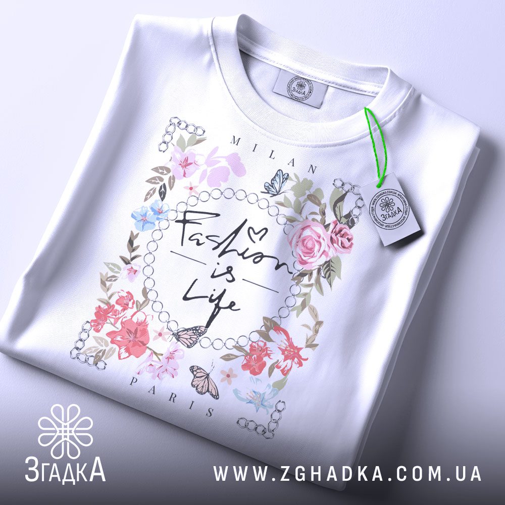 Футболка Fashion is Life - детальний вигляд напису "Fashion is Life" та декоративної рамки.