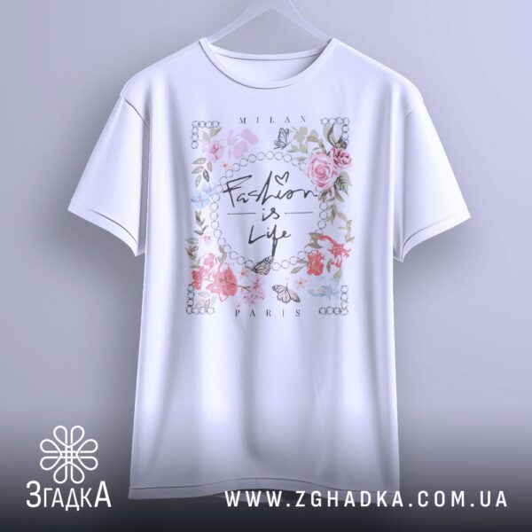 Футболка Fashion is Life - крупний план ніжних ілюстрацій квітів та метеликів.