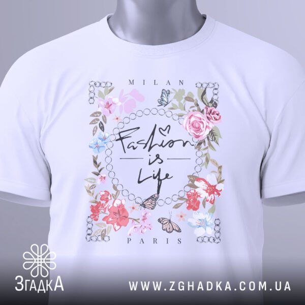 Футболка Fashion is Life - демонстрація якісної тканини жіночої футболки білого кольору.