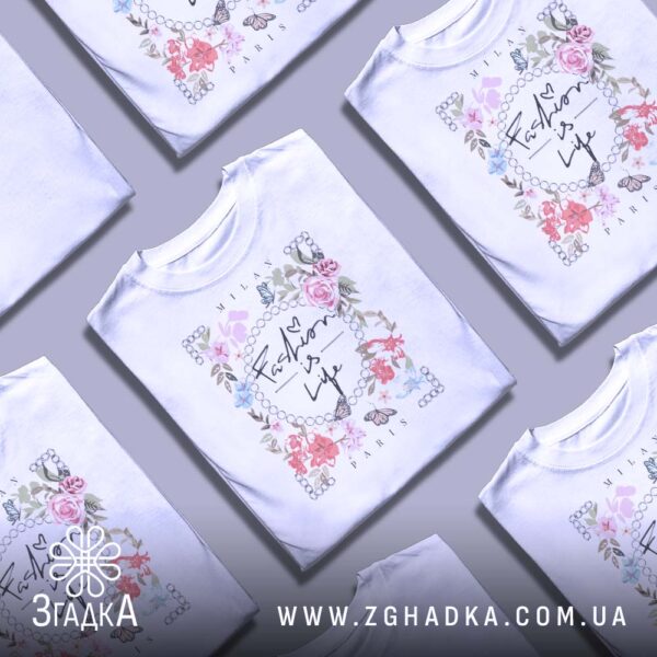 Футболка Fashion is Life - загальний вигляд стильної футболки з модним принтом.