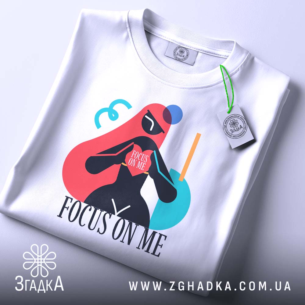 Футболка Фокус На Мені - детальний вигляд фігури, серця та напису "FOCUS ON ME".