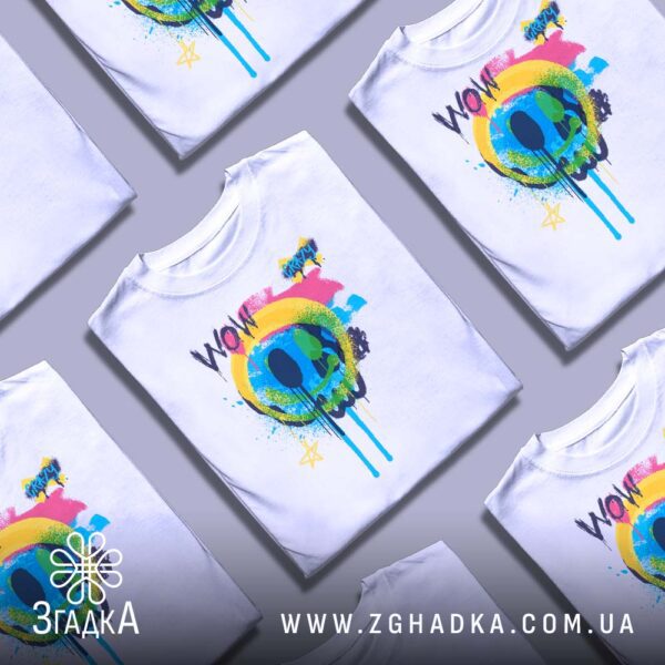 Футболка Графіті Череп Wow - крупний план написів "WOW" та "CRAZY" у стилі графіті.