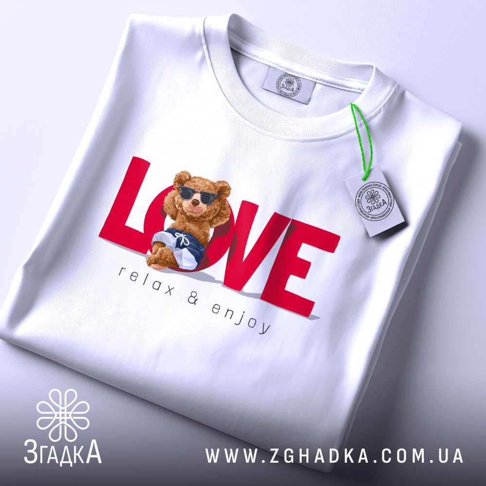 Футболка Love, Relax & Enjoy - детальний вид напису "LOVE"