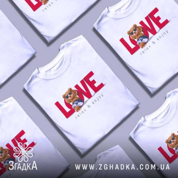 Футболка Love, Relax & Enjoy - крупний план напису "RELAX & ENJOY"