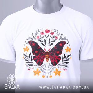 Футболка метелик в квітах з елегантним принтом.