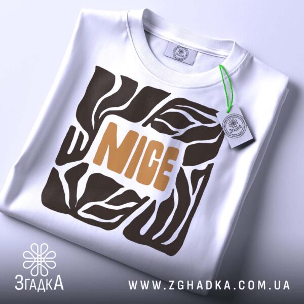 Футболка Напис Nice Позитив - детальний вигляд напису "NICE" у центрі абстрактного обрамлення.