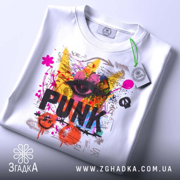 Футболка Панк Арт Експресія - детальний вигляд напису "PUNK" на кольоровому фоні.