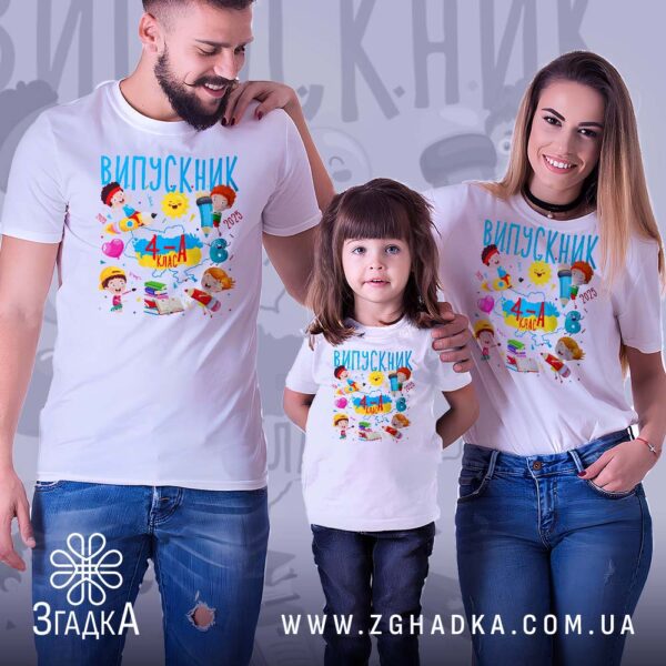 Футболка Випускник Дитячий 2025 - крупний план зображення дітей та шкільного приладдя.