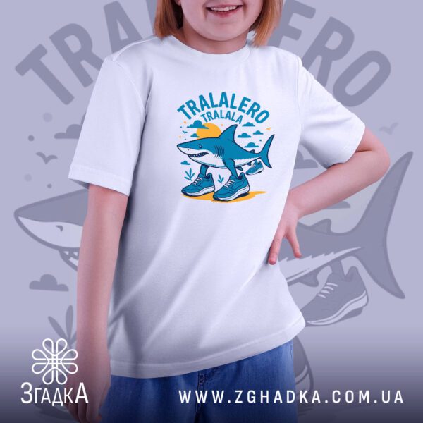 Футболка Акула Tralalero Tralala - напис "TRALALERO TRALALA".