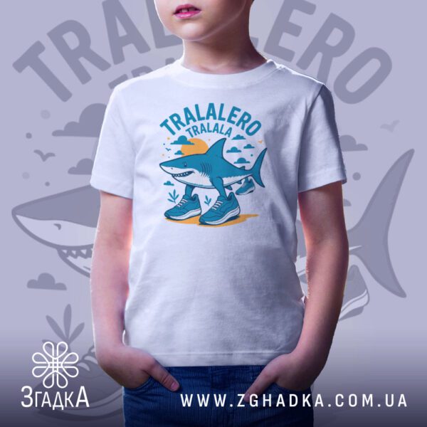 Футболка Акула Tralalero Tralala - акула в бірюзових кросівках.