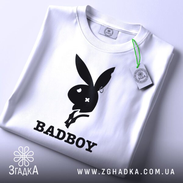 Футболка Bad Boy Playboy - крупний план логотипу Playboy з хрестиком замість ока.