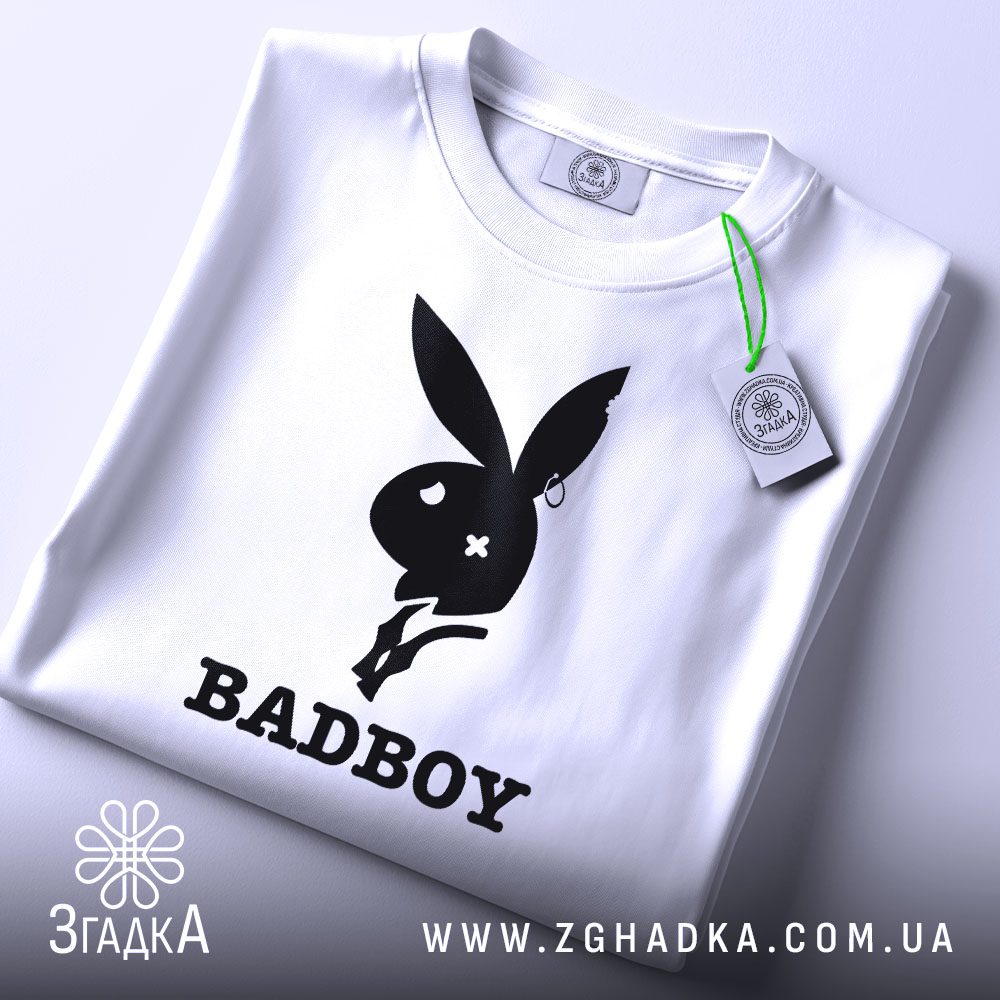 Футболка Bad Boy Playboy - крупний план логотипу Playboy з хрестиком замість ока.