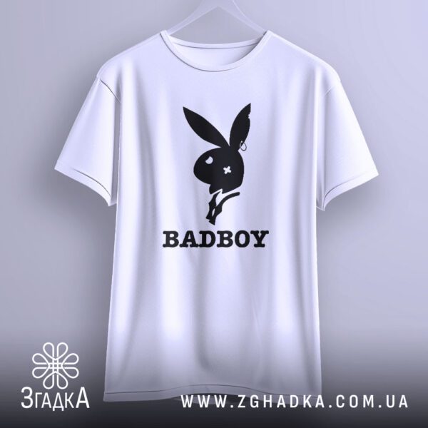 Футболка Bad Boy Playboy - крупний план порваного вуха з сережкою.