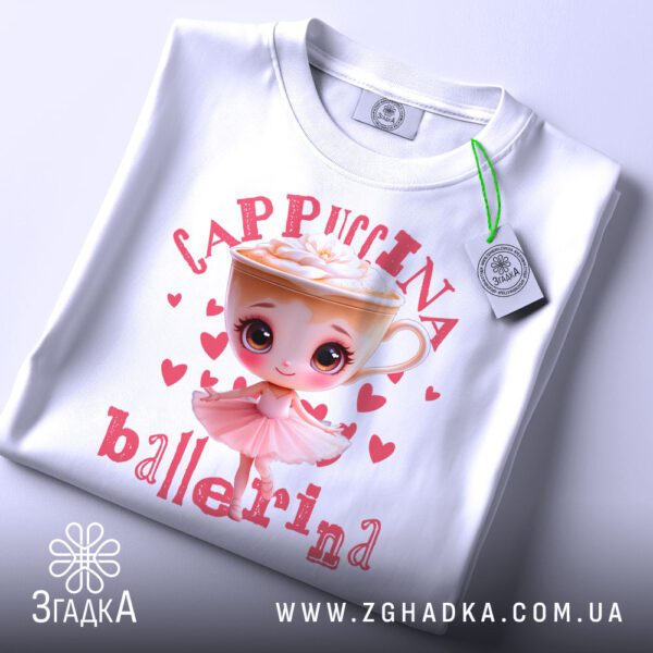 Футболка Ballerina Cappuccina Принт - крупний план милого персонажа балерини-капучино.