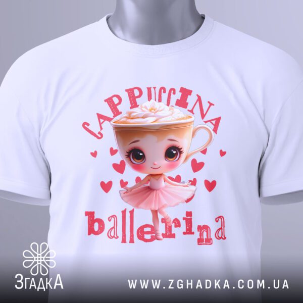 Футболка Ballerina Cappuccina Принт - стилізовані написи "CAPPUCCINA" та "ballerina".