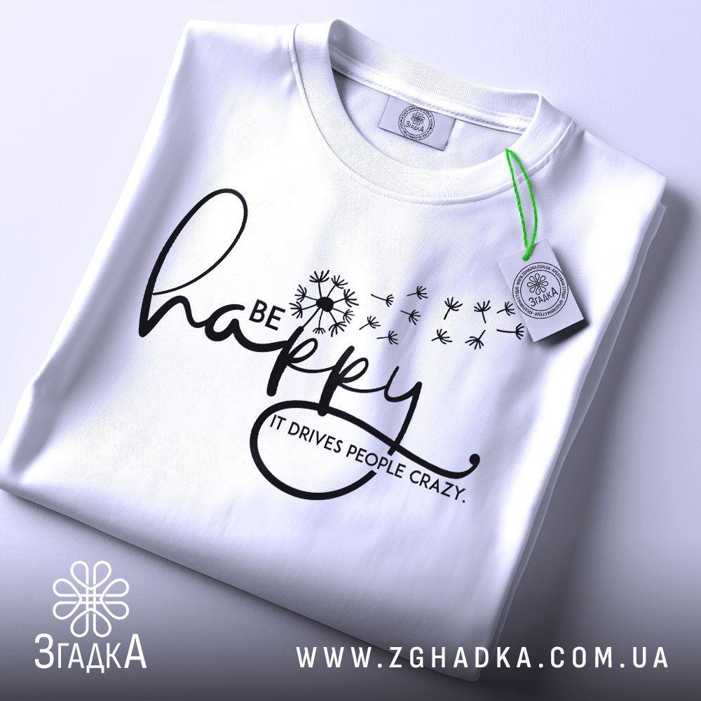 Футболка Be Happy Crazy - крупний план напису "happy".