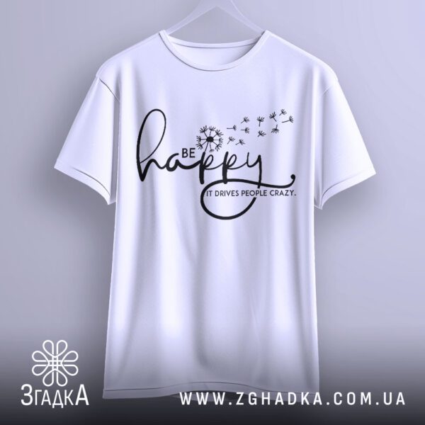 Футболка Be Happy Crazy - напис "BE" над словом "happy".