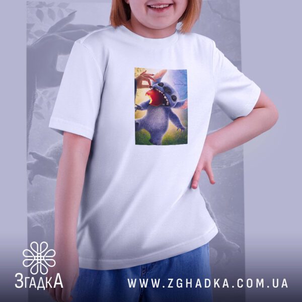 Футболка Бешкетний Стіч Подарунок - рука людини біля Стіча.