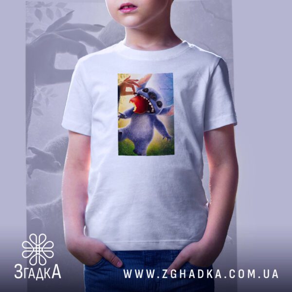 Футболка Бешкетний Стіч Подарунок - яскравий розмитий фон.