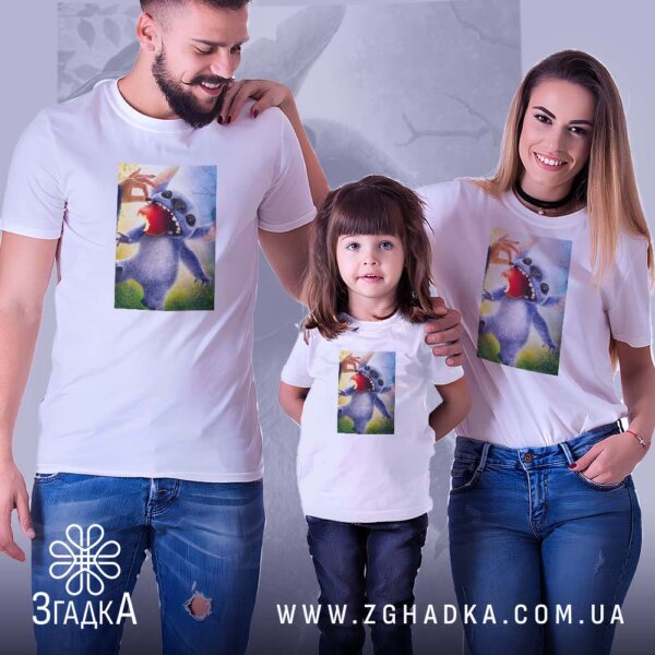 Футболка Бешкетний Стіч Подарунок - загальний вигляд білої футболки з динамічним принтом.