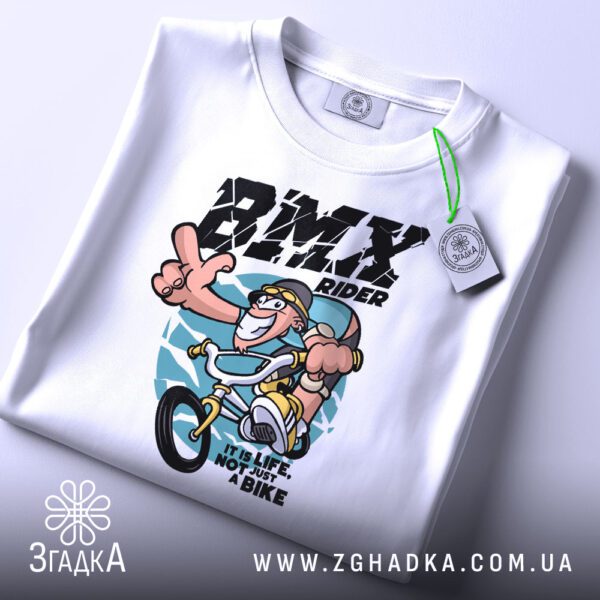 Футболка BMX Це Життя - крупний план райдера на велосипеді, що виконує трюк.