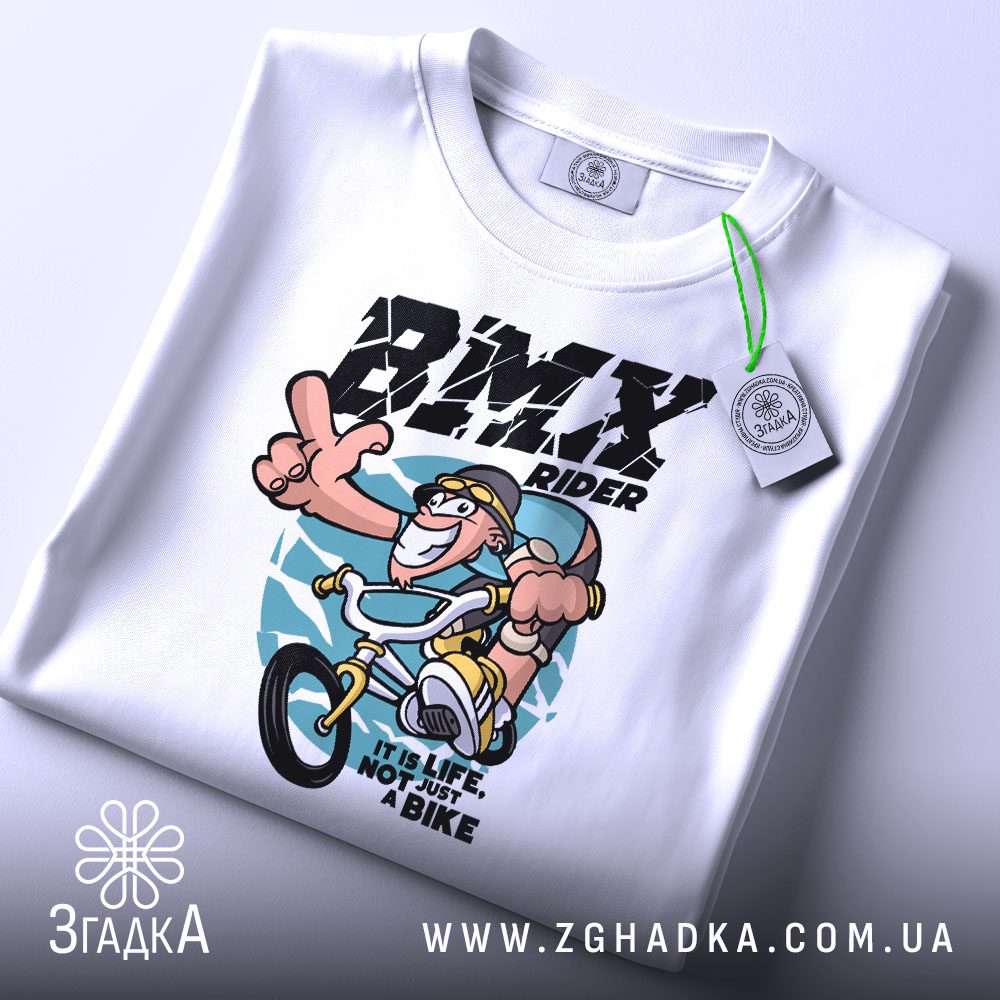 Футболка BMX Це Життя - крупний план райдера на велосипеді, що виконує трюк.