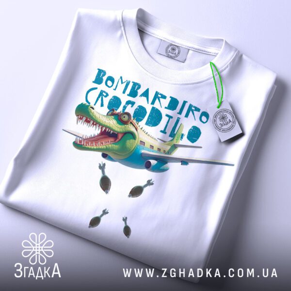 Футболка Bombardiro Crocodilo Подарунок - крупний план крокодила в окулярах пілота.