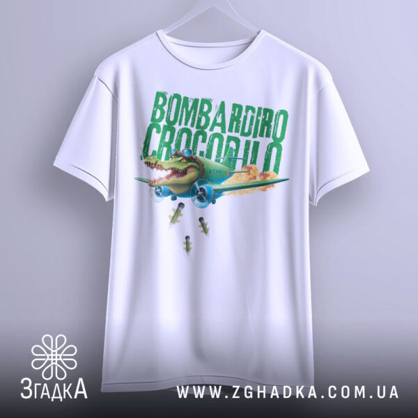 Футболка Bombardiro Crocodilo Принт - зображення літака-крокодила та падаючих бомб на фоні вибуху.