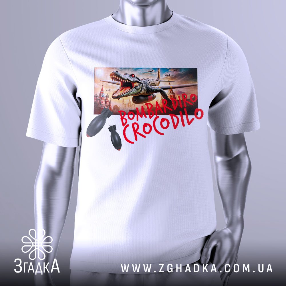Футболка Bombardiro Crocodilo Roblox з крокодилом-пілотом та бомбами на фоні міста Roblox.