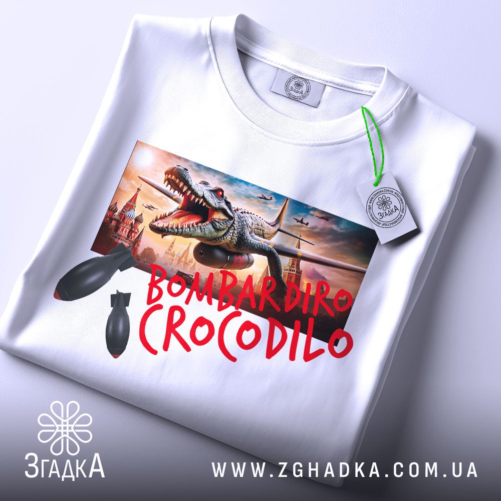 Футболка Bombardiro Crocodilo Roblox - крупний план крокодила за штурвалом літака.