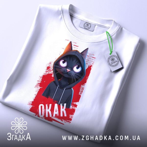 Футболка Чорний кіт Окак - крупний план чорного кота з виразними очима.