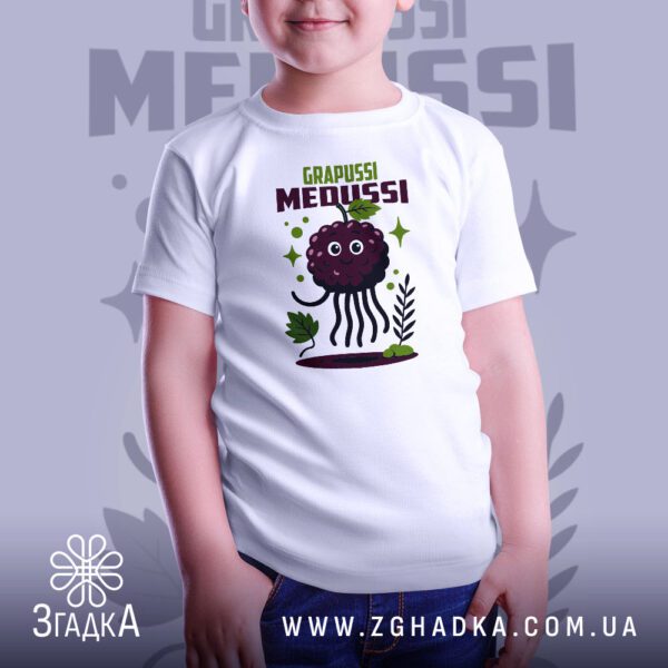 Футболка Чорниця Grapussi Medussi - крупний план милої чорниці з очима.