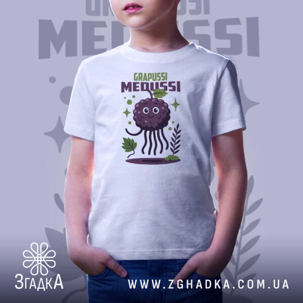 Футболка Чорниця Grapussi Medussi - чорниця серед листочків та ягідок.