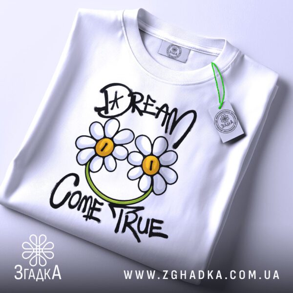 Футболка Dream Come True: Близький план на дві ромашки з жовтими серединками та написом "I DREAM COME TRUE".