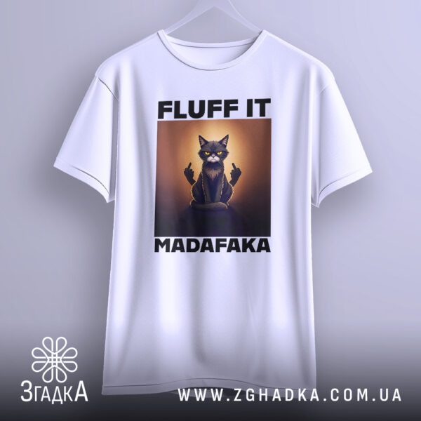 Футболка Fluff It Madafaka: Чорний кіт з жовтими очима та рожевими кігтями, що виражає зухвалість.