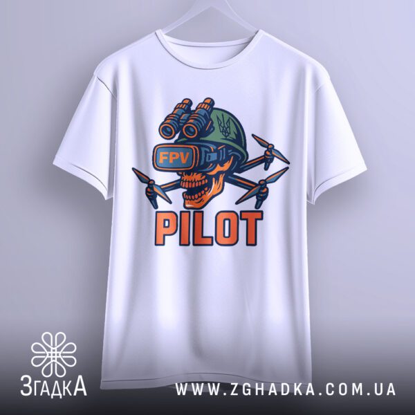 Футболка FPV Пілот Подарунок - напис "PILOT" великими помаранчевими літерами.