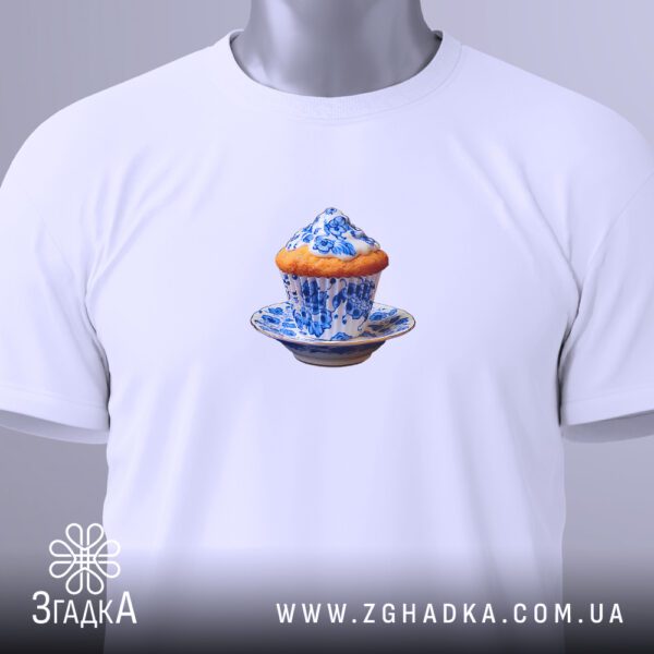 Футболка Керамічний Капкейк Подарунок - загальний вигляд білої футболки з художнім принтом.